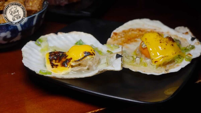 【 台北烤雞 】不用開車到深山吃也不用追著攤車排隊吃,在萬隆捷運站附近就可以吃到讓人吮指回味皮脆肉嫩多汁的桶仔雞,還有送桶仔雞的優惠專案真是太甘心了!雞老闆 桶仔雞 萬隆店