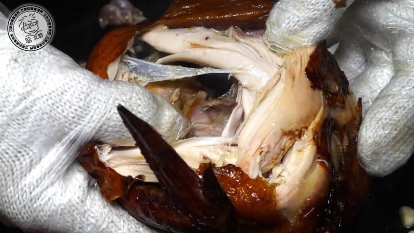 【 台北烤雞 】不用開車到深山吃也不用追著攤車排隊吃,在萬隆捷運站附近就可以吃到讓人吮指回味皮脆肉嫩多汁的桶仔雞,還有送桶仔雞的優惠專案真是太甘心了!雞老闆 桶仔雞 萬隆店