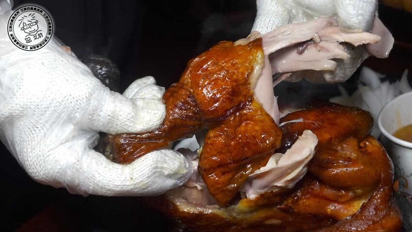 【 台北烤雞 】不用開車到深山吃也不用追著攤車排隊吃,在萬隆捷運站附近就可以吃到讓人吮指回味皮脆肉嫩多汁的桶仔雞,還有送桶仔雞的優惠專案真是太甘心了!雞老闆 桶仔雞 萬隆店