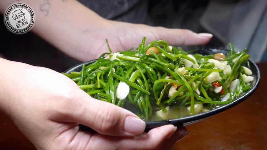 【 台北烤雞 】不用開車到深山吃也不用追著攤車排隊吃,在萬隆捷運站附近就可以吃到讓人吮指回味皮脆肉嫩多汁的桶仔雞,還有送桶仔雞的優惠專案真是太甘心了!雞老闆 桶仔雞 萬隆店