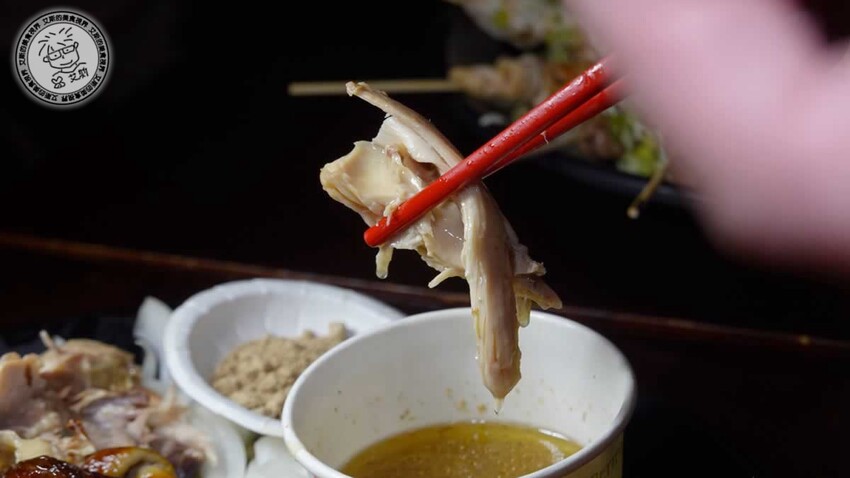 【 台北烤雞 】不用開車到深山吃也不用追著攤車排隊吃,在萬隆捷運站附近就可以吃到讓人吮指回味皮脆肉嫩多汁的桶仔雞,還有送桶仔雞的優惠專案真是太甘心了!雞老闆 桶仔雞 萬隆店