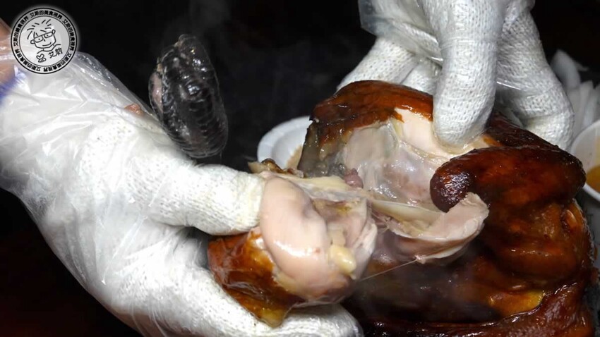 【 台北烤雞 】不用開車到深山吃也不用追著攤車排隊吃,在萬隆捷運站附近就可以吃到讓人吮指回味皮脆肉嫩多汁的桶仔雞,還有送桶仔雞的優惠專案真是太甘心了!雞老闆 桶仔雞 萬隆店