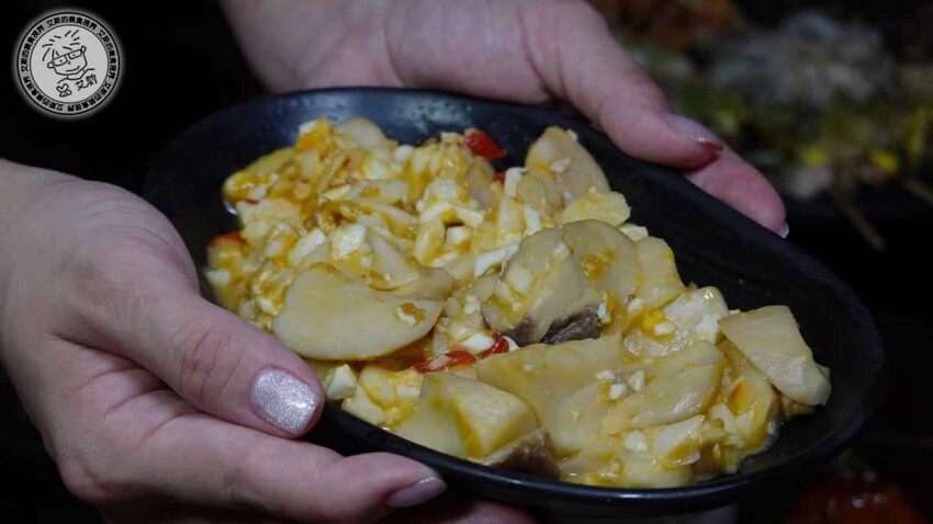 【 台北烤雞 】不用開車到深山吃也不用追著攤車排隊吃,在萬隆捷運站附近就可以吃到讓人吮指回味皮脆肉嫩多汁的桶仔雞,還有送桶仔雞的優惠專案真是太甘心了!雞老闆 桶仔雞 萬隆店