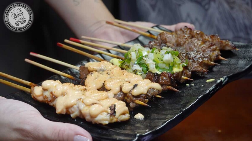 【 台北烤雞 】不用開車到深山吃也不用追著攤車排隊吃,在萬隆捷運站附近就可以吃到讓人吮指回味皮脆肉嫩多汁的桶仔雞,還有送桶仔雞的優惠專案真是太甘心了!雞老闆 桶仔雞 萬隆店
