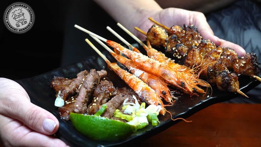 【 台北烤雞 】不用開車到深山吃也不用追著攤車排隊吃,在萬隆捷運站附近就可以吃到讓人吮指回味皮脆肉嫩多汁的桶仔雞,還有送桶仔雞的優惠專案真是太甘心了!雞老闆 桶仔雞 萬隆店