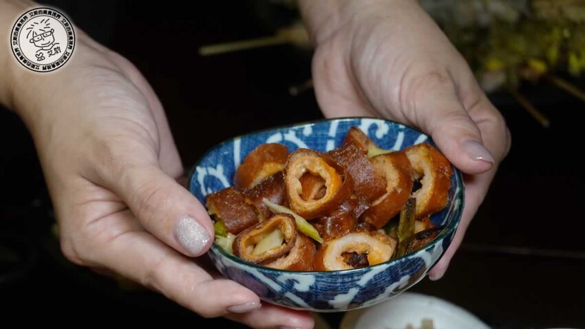 【 台北烤雞 】不用開車到深山吃也不用追著攤車排隊吃,在萬隆捷運站附近就可以吃到讓人吮指回味皮脆肉嫩多汁的桶仔雞,還有送桶仔雞的優惠專案真是太甘心了!雞老闆 桶仔雞 萬隆店