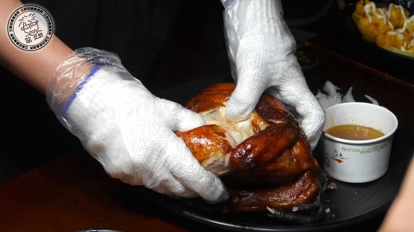 【 台北烤雞 】不用開車到深山吃也不用追著攤車排隊吃,在萬隆捷運站附近就可以吃到讓人吮指回味皮脆肉嫩多汁的桶仔雞,還有送桶仔雞的優惠專案真是太甘心了!雞老闆 桶仔雞 萬隆店