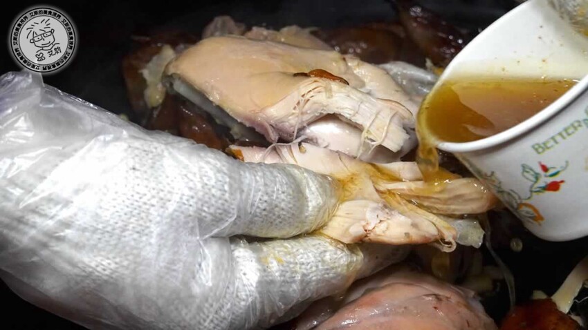 【 台北烤雞 】不用開車到深山吃也不用追著攤車排隊吃,在萬隆捷運站附近就可以吃到讓人吮指回味皮脆肉嫩多汁的桶仔雞,還有送桶仔雞的優惠專案真是太甘心了!雞老闆 桶仔雞 萬隆店