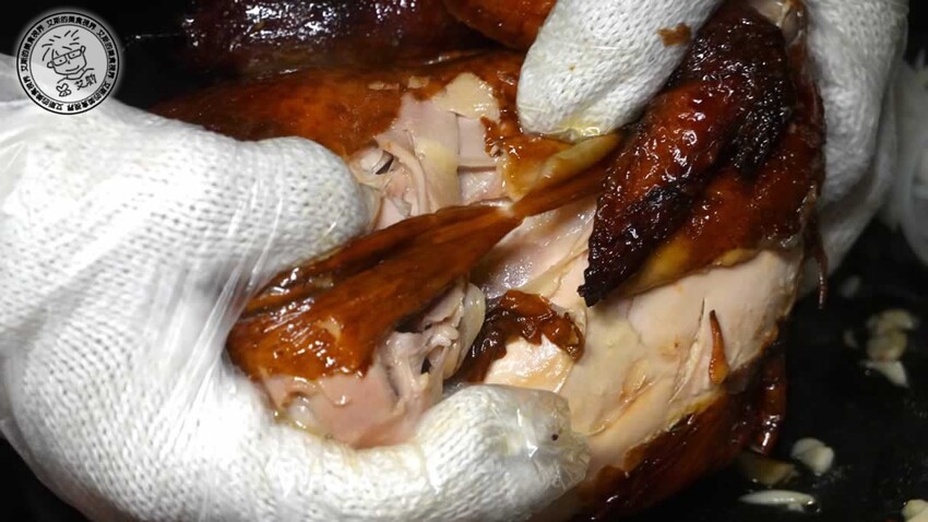 【 台北烤雞 】不用開車到深山吃也不用追著攤車排隊吃,在萬隆捷運站附近就可以吃到讓人吮指回味皮脆肉嫩多汁的桶仔雞,還有送桶仔雞的優惠專案真是太甘心了!雞老闆 桶仔雞 萬隆店