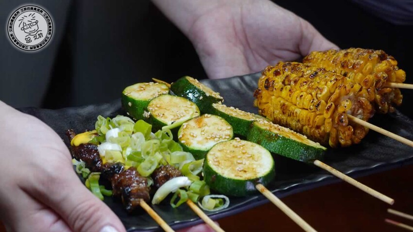 【 台北烤雞 】不用開車到深山吃也不用追著攤車排隊吃,在萬隆捷運站附近就可以吃到讓人吮指回味皮脆肉嫩多汁的桶仔雞,還有送桶仔雞的優惠專案真是太甘心了!雞老闆 桶仔雞 萬隆店
