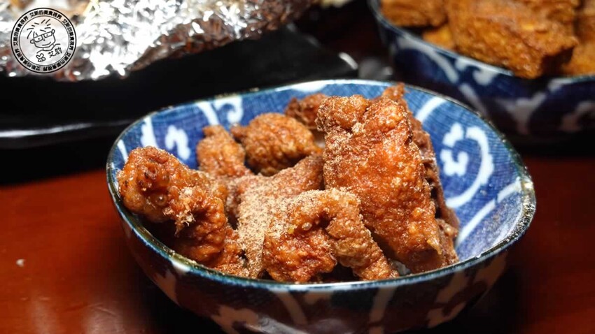 【 台北烤雞 】不用開車到深山吃也不用追著攤車排隊吃,在萬隆捷運站附近就可以吃到讓人吮指回味皮脆肉嫩多汁的桶仔雞,還有送桶仔雞的優惠專案真是太甘心了!雞老闆 桶仔雞 萬隆店