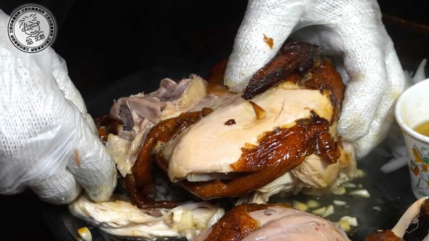 【 台北烤雞 】不用開車到深山吃也不用追著攤車排隊吃,在萬隆捷運站附近就可以吃到讓人吮指回味皮脆肉嫩多汁的桶仔雞,還有送桶仔雞的優惠專案真是太甘心了!雞老闆 桶仔雞 萬隆店