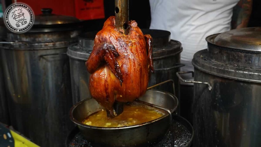 【 台北烤雞 】不用開車到深山吃也不用追著攤車排隊吃,在萬隆捷運站附近就可以吃到讓人吮指回味皮脆肉嫩多汁的桶仔雞,還有送桶仔雞的優惠專案真是太甘心了!雞老闆 桶仔雞 萬隆店