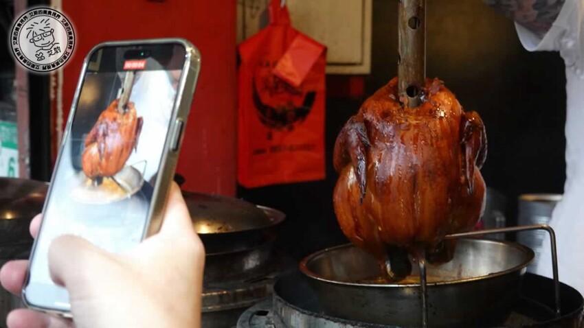 【 台北烤雞 】不用開車到深山吃也不用追著攤車排隊吃,在萬隆捷運站附近就可以吃到讓人吮指回味皮脆肉嫩多汁的桶仔雞,還有送桶仔雞的優惠專案真是太甘心了!雞老闆 桶仔雞 萬隆店