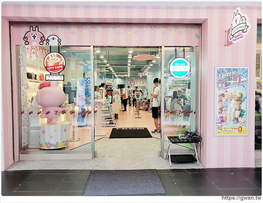 全台最Q的7-11在這裡，超萌粉紅兔兔和P助陪你一起野餐～