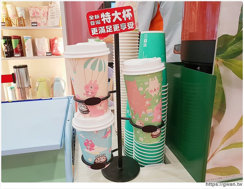 全台最Q的7-11在這裡，超萌粉紅兔兔和P助陪你一起野餐～