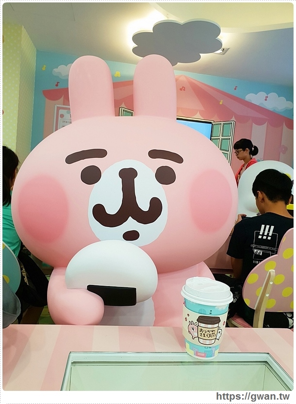 全台最Q的7-11在這裡，超萌粉紅兔兔和P助陪你一起野餐～