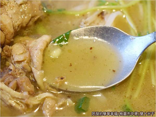 雙十米干26-雲式郁香燜雞粑粑絲-湯頭.JPG 雙十米干26-雲式郁香燜雞粑粑絲-湯頭.JPG