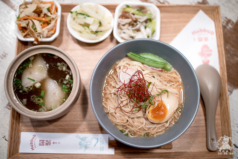 鬧聚HUBBUB｜台北松山民生社區食記｜精緻復古風格獨特的特色中式麵食茶飲館，宜蘭手工麵搭香草豬配蝦元素高湯 - 卡爾茗 C.L.M.