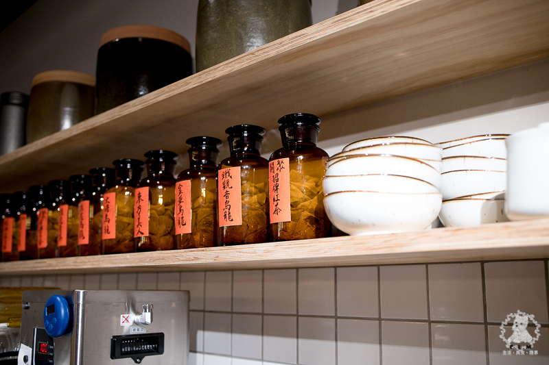 鬧聚HUBBUB｜台北松山民生社區食記｜精緻復古風格獨特的特色中式麵食茶飲館，宜蘭手工麵搭香草豬配蝦元素高湯 - 卡爾茗 C.L.M.