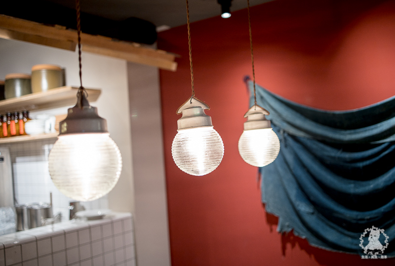 鬧聚HUBBUB｜台北松山民生社區食記｜精緻復古風格獨特的特色中式麵食茶飲館，宜蘭手工麵搭香草豬配蝦元素高湯 - 卡爾茗 C.L.M.