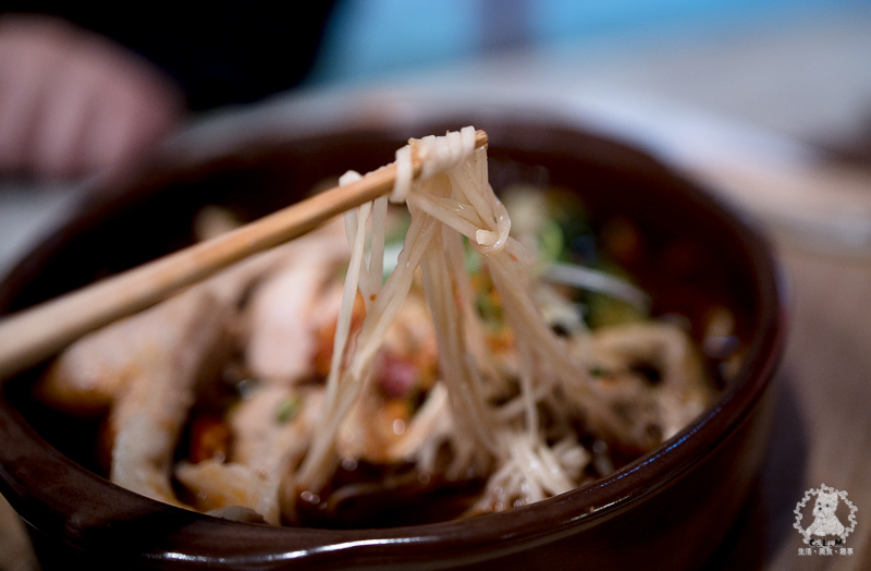 鬧聚HUBBUB｜台北松山民生社區食記｜精緻復古風格獨特的特色中式麵食茶飲館，宜蘭手工麵搭香草豬配蝦元素高湯 - 卡爾茗 C.L.M.