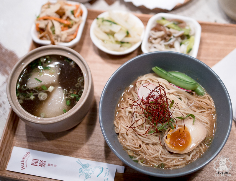 鬧聚HUBBUB｜台北松山民生社區食記｜精緻復古風格獨特的特色中式麵食茶飲館，宜蘭手工麵搭香草豬配蝦元素高湯 - 卡爾茗 C.L.M.