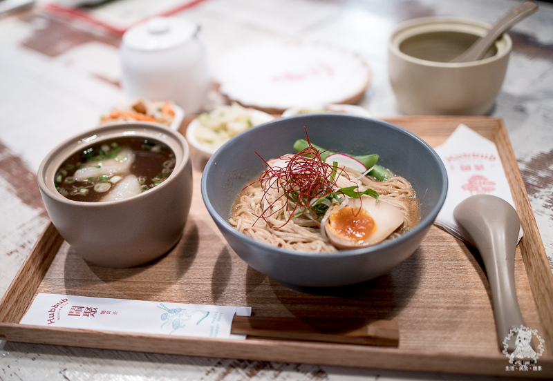 鬧聚HUBBUB｜台北松山民生社區食記｜精緻復古風格獨特的特色中式麵食茶飲館，宜蘭手工麵搭香草豬配蝦元素高湯 - 卡爾茗 C.L.M.
