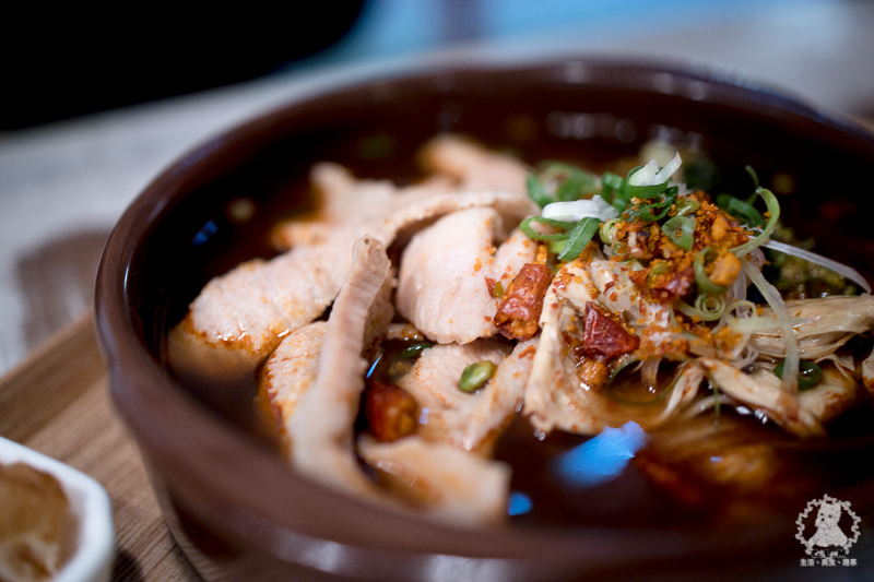 鬧聚HUBBUB｜台北松山民生社區食記｜精緻復古風格獨特的特色中式麵食茶飲館，宜蘭手工麵搭香草豬配蝦元素高湯 - 卡爾茗 C.L.M.