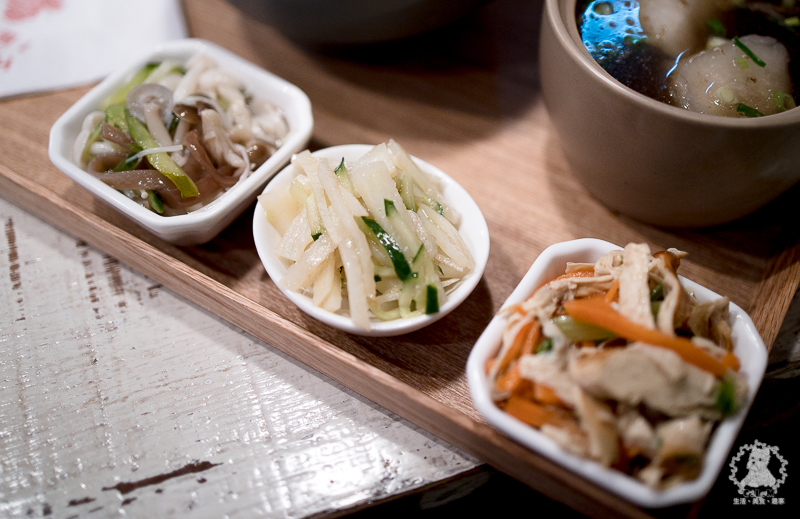 鬧聚HUBBUB｜台北松山民生社區食記｜精緻復古風格獨特的特色中式麵食茶飲館，宜蘭手工麵搭香草豬配蝦元素高湯 - 卡爾茗 C.L.M.