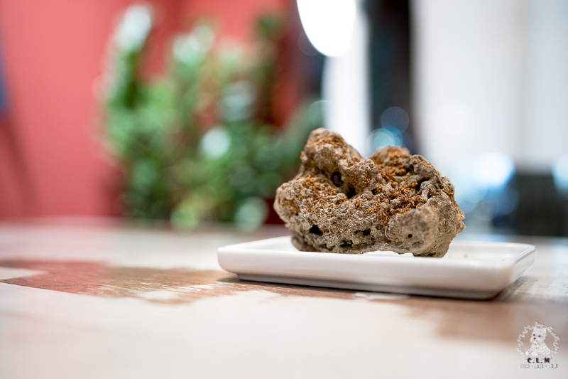 鬧聚HUBBUB｜台北松山民生社區食記｜精緻復古風格獨特的特色中式麵食茶飲館，宜蘭手工麵搭香草豬配蝦元素高湯 - 卡爾茗 C.L.M.