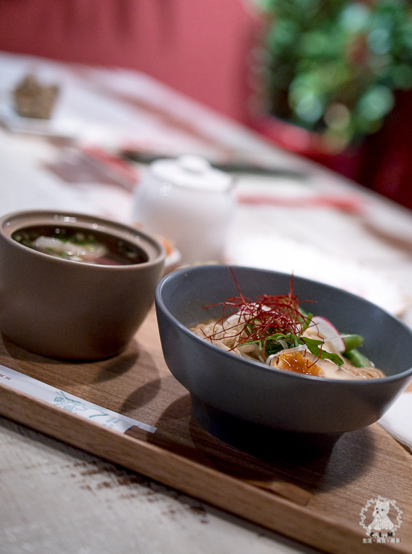 鬧聚HUBBUB｜台北松山民生社區食記｜精緻復古風格獨特的特色中式麵食茶飲館，宜蘭手工麵搭香草豬配蝦元素高湯 - 卡爾茗 C.L.M.