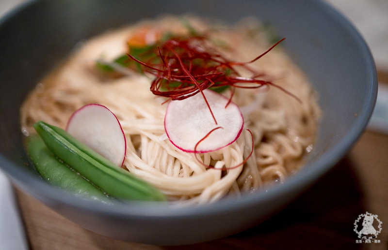 鬧聚HUBBUB｜台北松山民生社區食記｜精緻復古風格獨特的特色中式麵食茶飲館，宜蘭手工麵搭香草豬配蝦元素高湯 - 卡爾茗 C.L.M.