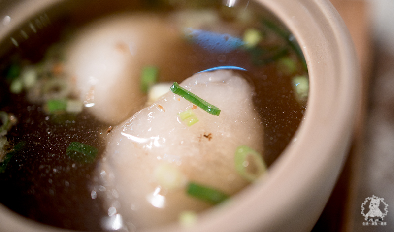 鬧聚HUBBUB｜台北松山民生社區食記｜精緻復古風格獨特的特色中式麵食茶飲館，宜蘭手工麵搭香草豬配蝦元素高湯 - 卡爾茗 C.L.M.
