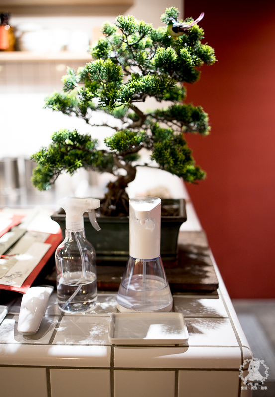 鬧聚HUBBUB｜台北松山民生社區食記｜精緻復古風格獨特的特色中式麵食茶飲館，宜蘭手工麵搭香草豬配蝦元素高湯 - 卡爾茗 C.L.M.