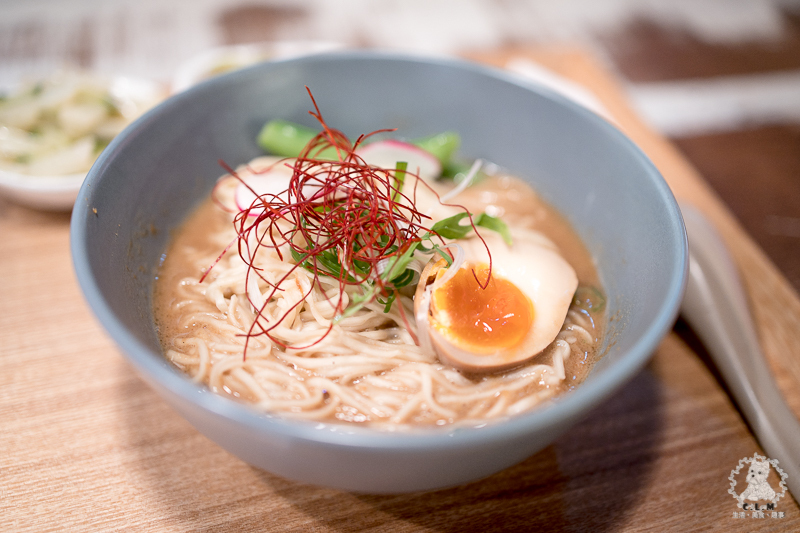 鬧聚HUBBUB｜台北松山民生社區食記｜精緻復古風格獨特的特色中式麵食茶飲館，宜蘭手工麵搭香草豬配蝦元素高湯 - 卡爾茗 C.L.M.
