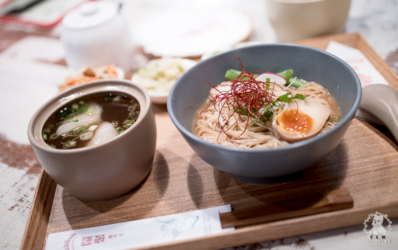 鬧聚HUBBUB｜台北松山民生社區食記｜精緻復古風格獨特的特色中式麵食茶飲館，宜蘭手工麵搭香草豬配蝦元素高湯 - 卡爾茗 C.L.M.