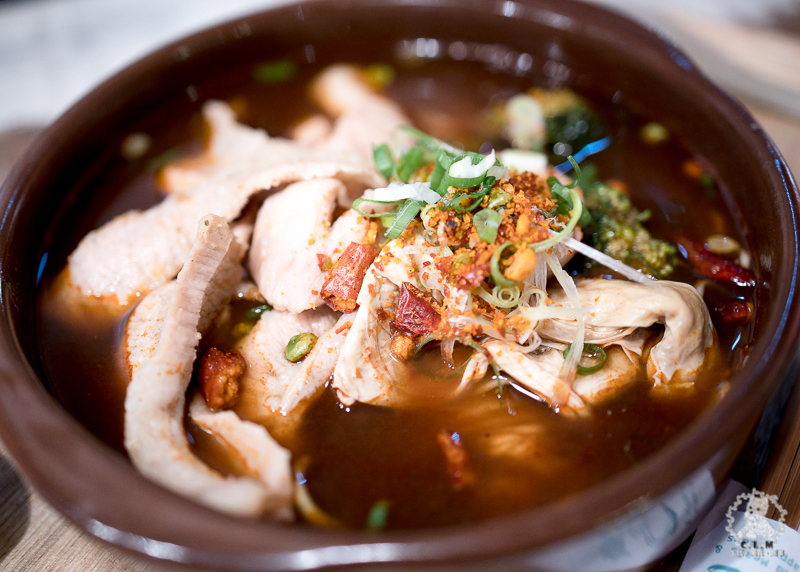 鬧聚HUBBUB｜台北松山民生社區食記｜精緻復古風格獨特的特色中式麵食茶飲館，宜蘭手工麵搭香草豬配蝦元素高湯 - 卡爾茗 C.L.M.