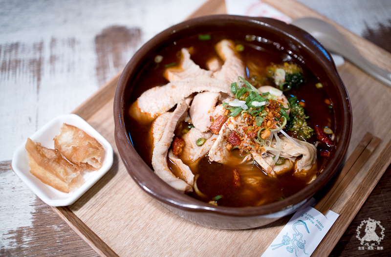 鬧聚HUBBUB｜台北松山民生社區食記｜精緻復古風格獨特的特色中式麵食茶飲館，宜蘭手工麵搭香草豬配蝦元素高湯 - 卡爾茗 C.L.M.