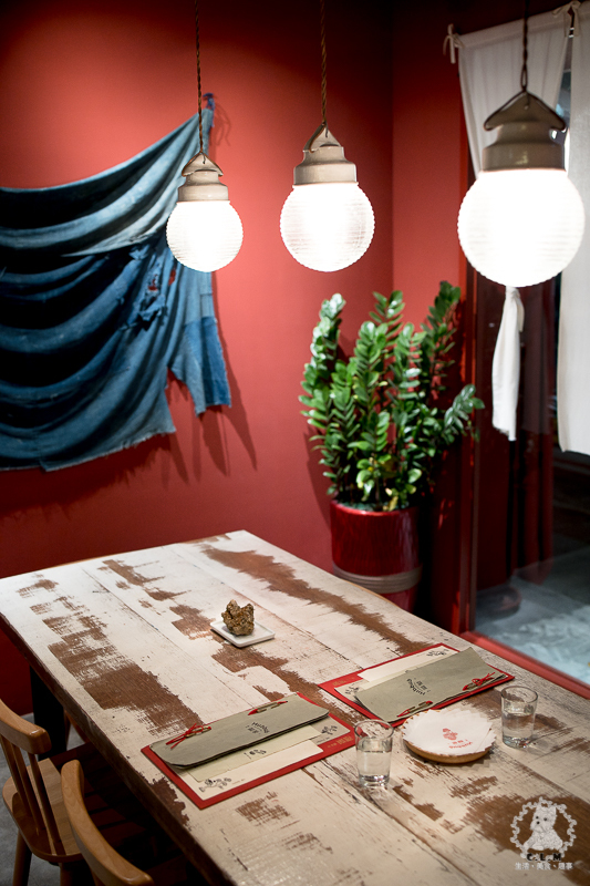 鬧聚HUBBUB｜台北松山民生社區食記｜精緻復古風格獨特的特色中式麵食茶飲館，宜蘭手工麵搭香草豬配蝦元素高湯 - 卡爾茗 C.L.M.