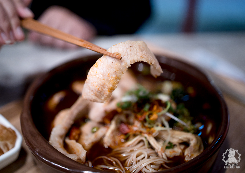 鬧聚HUBBUB｜台北松山民生社區食記｜精緻復古風格獨特的特色中式麵食茶飲館，宜蘭手工麵搭香草豬配蝦元素高湯 - 卡爾茗 C.L.M.