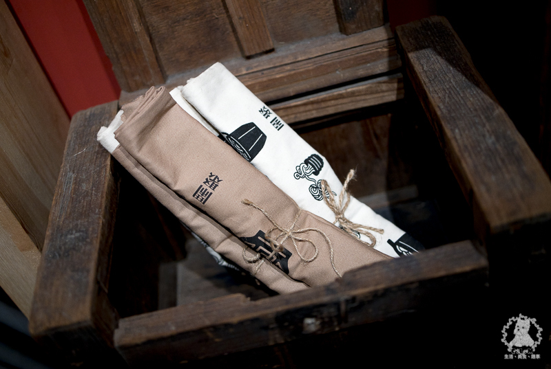 鬧聚HUBBUB｜台北松山民生社區食記｜精緻復古風格獨特的特色中式麵食茶飲館，宜蘭手工麵搭香草豬配蝦元素高湯 - 卡爾茗 C.L.M.