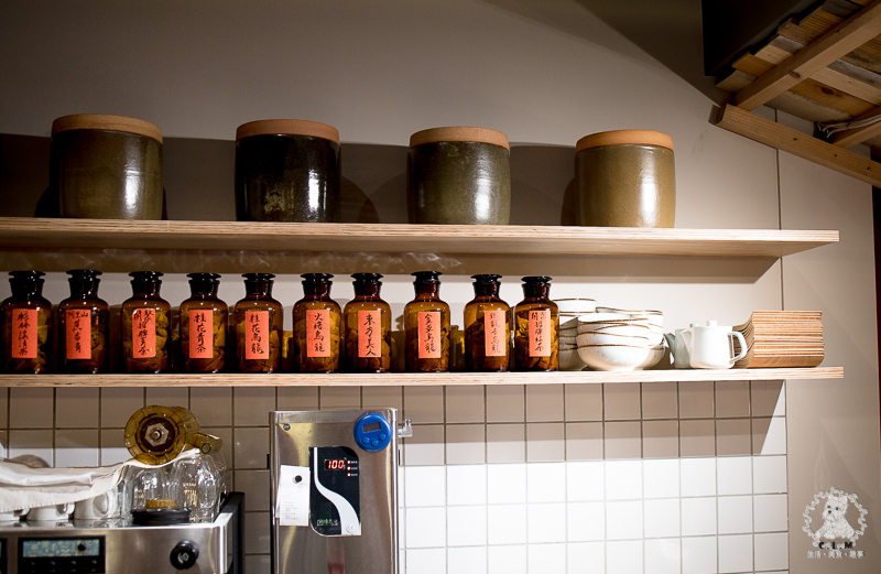 鬧聚HUBBUB｜台北松山民生社區食記｜精緻復古風格獨特的特色中式麵食茶飲館，宜蘭手工麵搭香草豬配蝦元素高湯 - 卡爾茗 C.L.M.