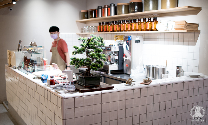 鬧聚HUBBUB｜台北松山民生社區食記｜精緻復古風格獨特的特色中式麵食茶飲館，宜蘭手工麵搭香草豬配蝦元素高湯 - 卡爾茗 C.L.M.