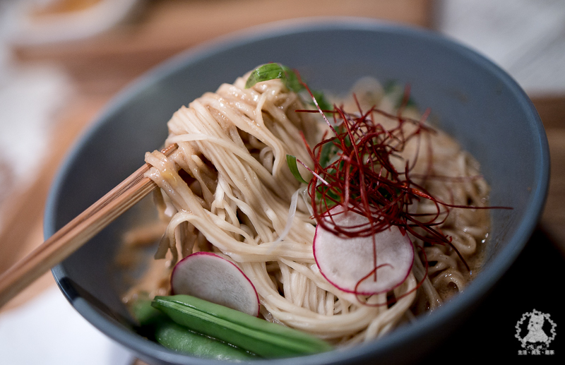 鬧聚HUBBUB｜台北松山民生社區食記｜精緻復古風格獨特的特色中式麵食茶飲館，宜蘭手工麵搭香草豬配蝦元素高湯 - 卡爾茗 C.L.M.
