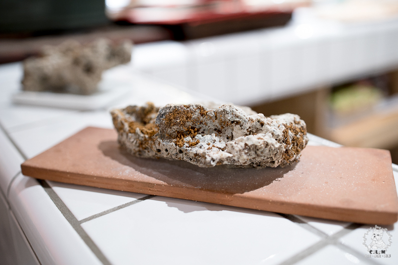 鬧聚HUBBUB｜台北松山民生社區食記｜精緻復古風格獨特的特色中式麵食茶飲館，宜蘭手工麵搭香草豬配蝦元素高湯 - 卡爾茗 C.L.M.