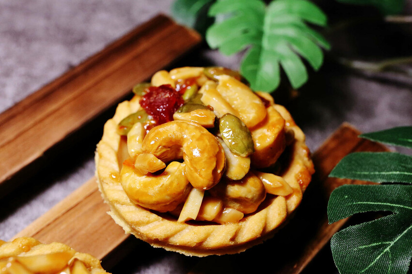 中秋送禮首選!賴董土司中秋禮盒,鳳梨酥與堅果塔送禮的最佳拍檔