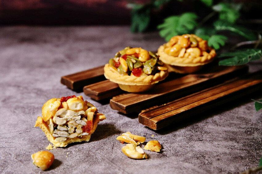 中秋送禮首選!賴董土司中秋禮盒,鳳梨酥與堅果塔送禮的最佳拍檔