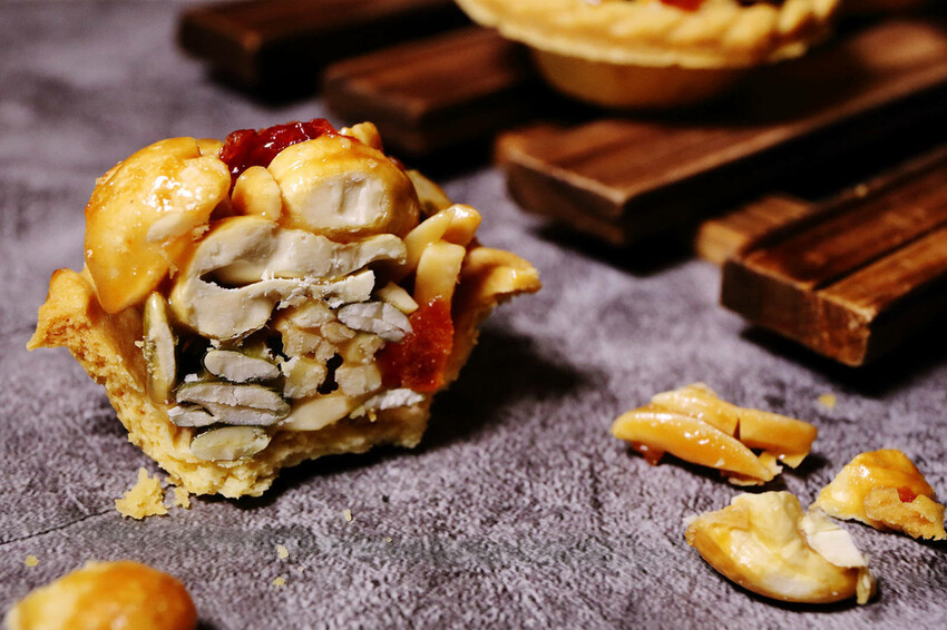 中秋送禮首選!賴董土司中秋禮盒,鳳梨酥與堅果塔送禮的最佳拍檔