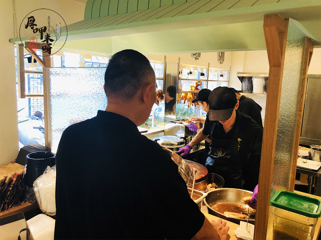 【厚呷米呀│台北國父紀念館】金鳳錦燒鵝 (JIN FENG JIN) 採用鵝界拿破崙招牌燒鵝五星上桌/脆皮燒腩肥瘦黃金比例入口旋轉跳躍閉著眼/必點茶飲師撞茶四次以上港式奶茶/推薦點套餐一次滿足享受